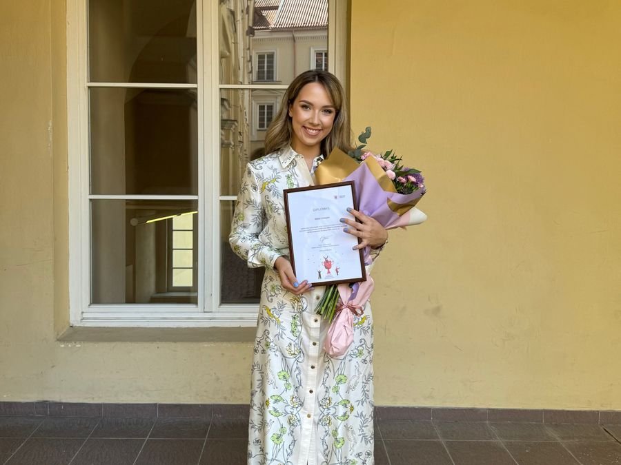 Milda Vitosytė holding a diploma and flowers