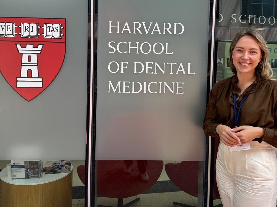 Milda Vitosytė outside Harvard School of Dental Medicine